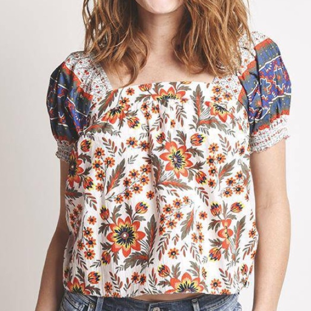 Joie Red Orange and Blue Floral Puff Short Sleeve Ruched Top 🐣